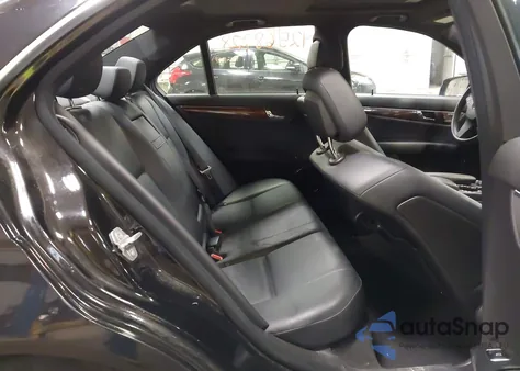 2011 Mercedes-Benz C 300 Luxury 4Matic/Sport 4Matic z USA, uszkodzony, nr VIN WDDGF8BB0BF540867